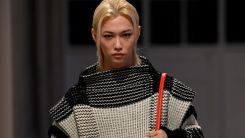 Louis Vuitton: Runway - Paris Fashion Week - Womenswear Fall/Winter