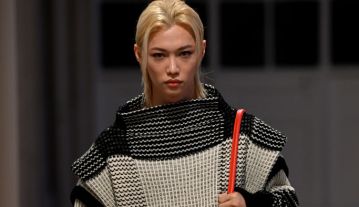 Louis Vuitton: Runway - Paris Fashion Week - Womenswear Fall/Winter