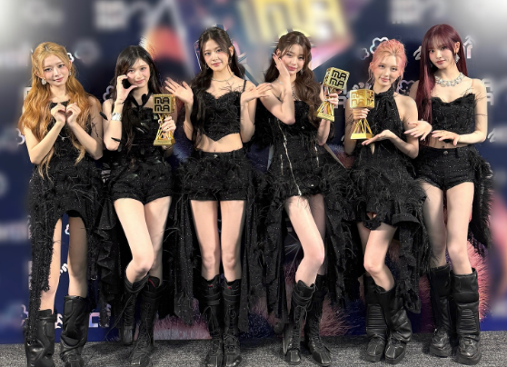 IVE Hosts Special Live Show on Berriz To Celebrate 4th Anniversary