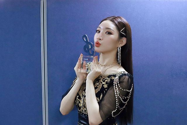 Cheongha receives 'Hot Performance Award-Record Production Award' from Gaon Chart