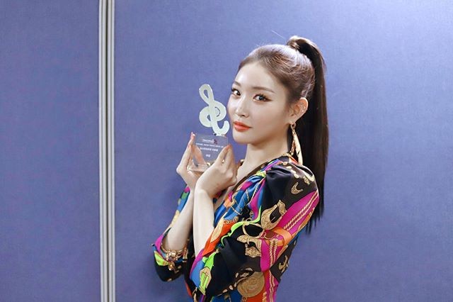 Cheongha receives 'Hot Performance Award-Record Production Award' from Gaon Chart