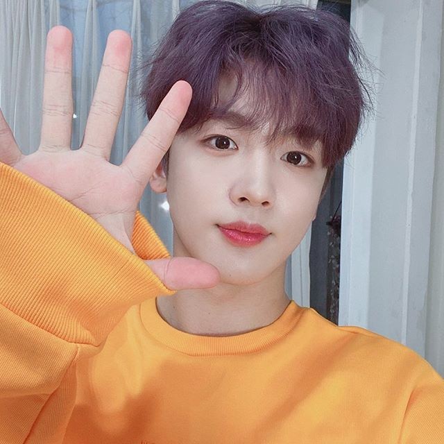 Kim Yo-han, Communicate with Fans with V Live