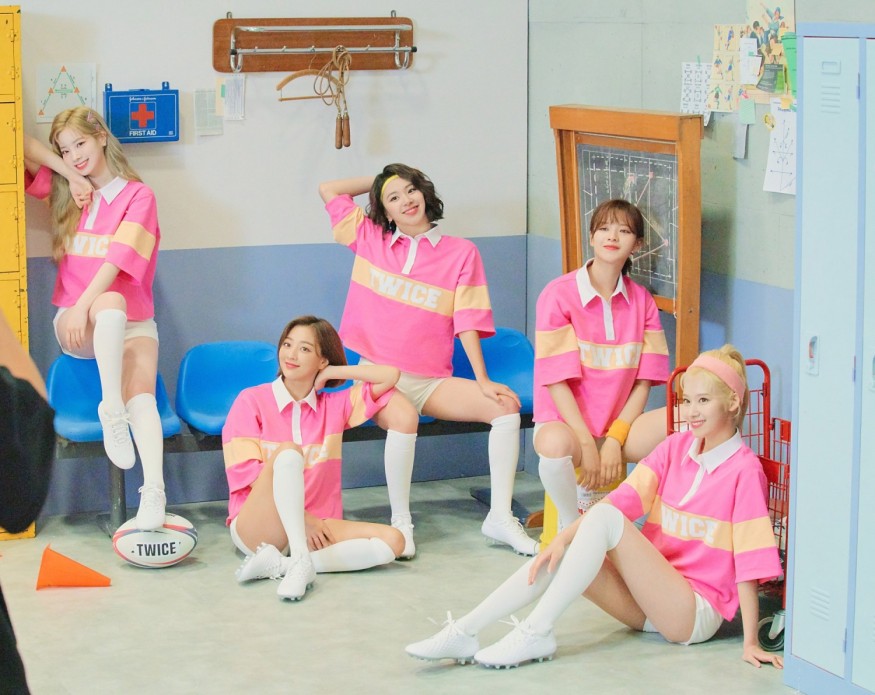 TWICE, No. 1 Daily Album Chart in Japan