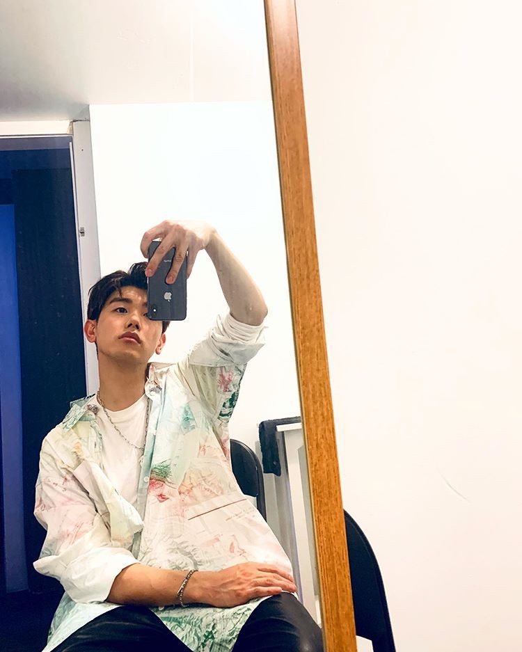Eric Nam, perfect mirror selfie
