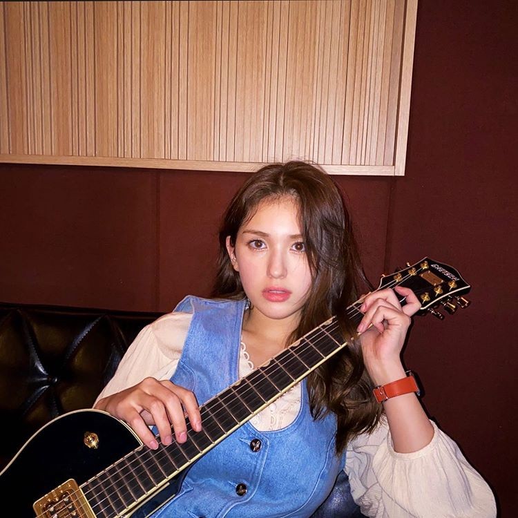 Jeon So-mi Captivates with Her Brown Eyes in Sunlight Selfie