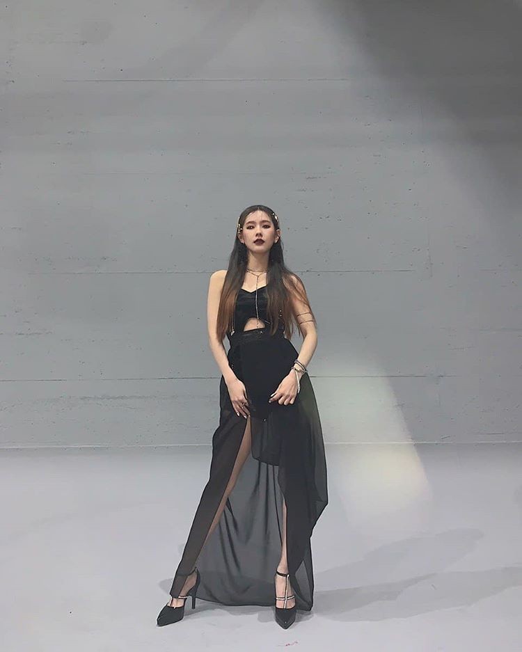 (G)I-DLE's Mi-yeon Exudes Charm and Sexiness in New Photos
