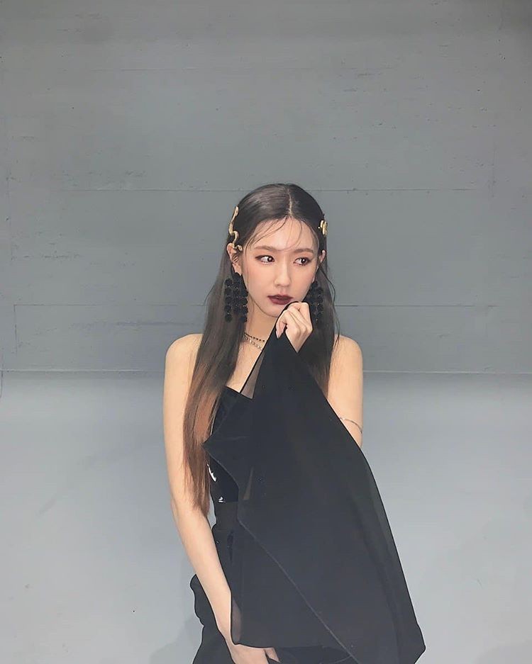 (G)I-DLE's Mi-yeon Exudes Charm and Sexiness in New Photos