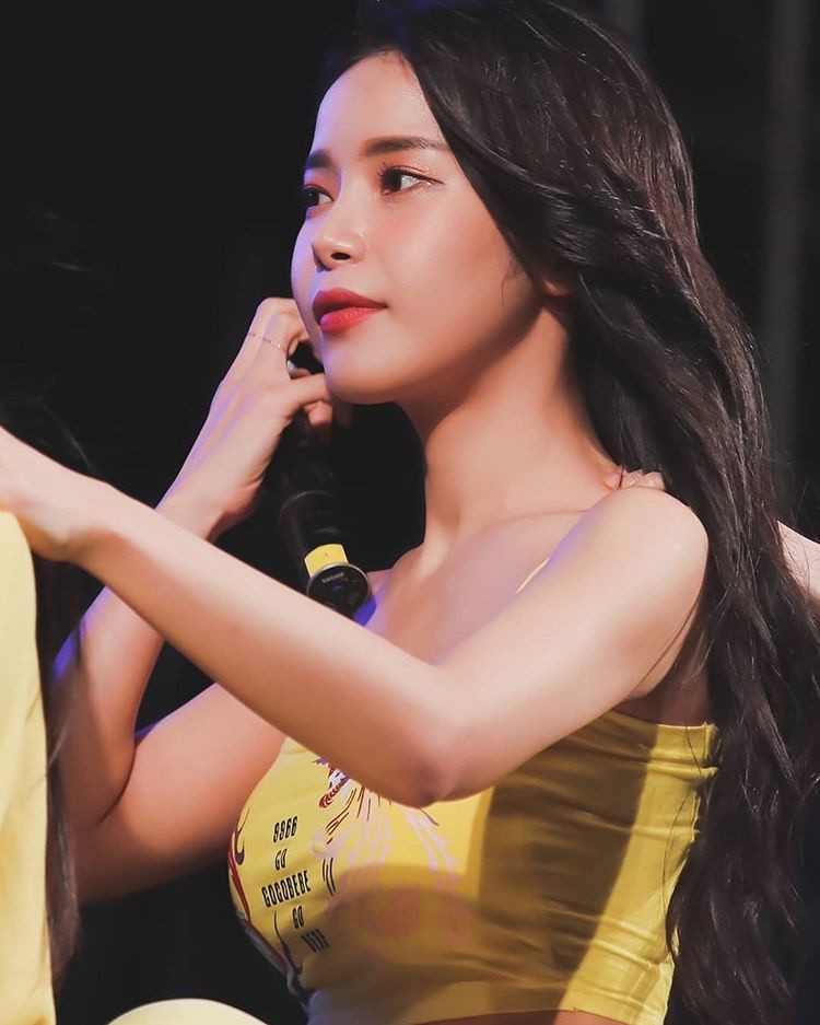 MAMAMOO's Solar to Release Solo Debut Album "SPIT IT OUT"