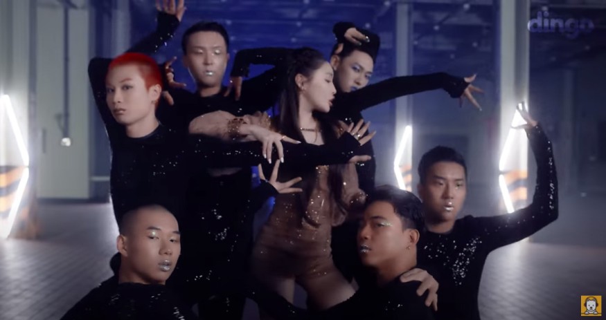 Chungha unveils 'Stay Tonight' dance performance .. "Performance Queen"