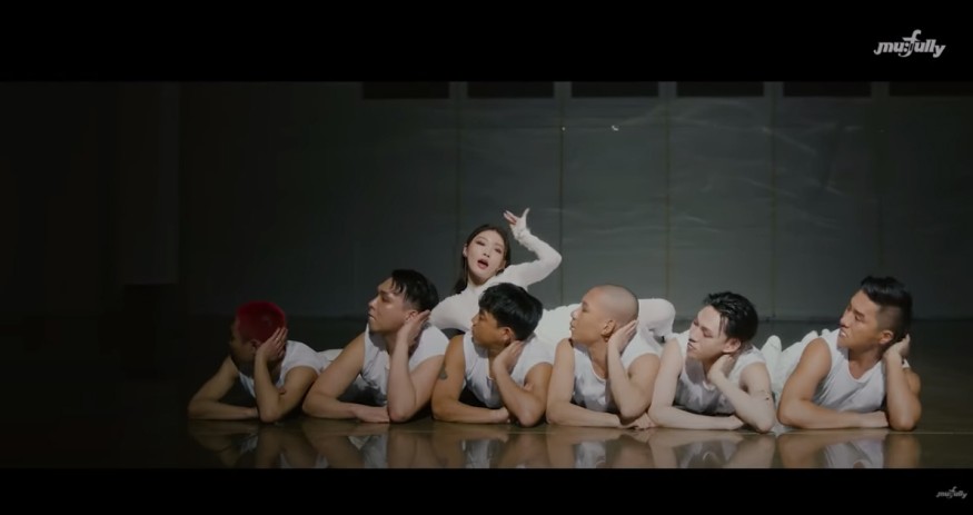 Chungha unveils 'Stay Tonight' dance performance .. "Performance Queen"