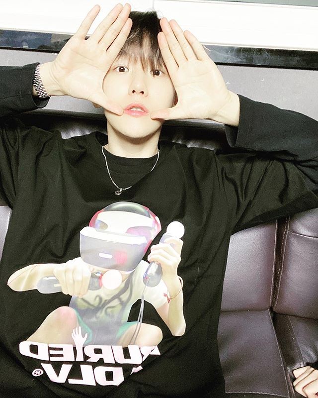 EXO Baekhyun Flaunts Unrivaled Handsome Face in Recent "Selfie Parade"