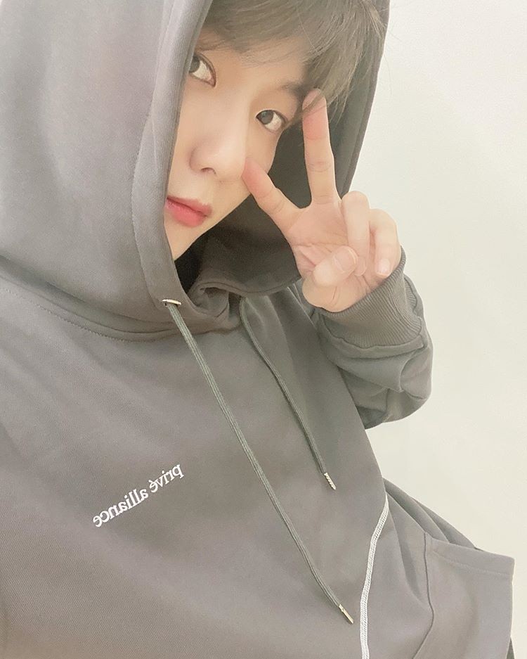 EXO Baekhyun Flaunts Unrivaled Handsome Face in Recent "Selfie Parade"