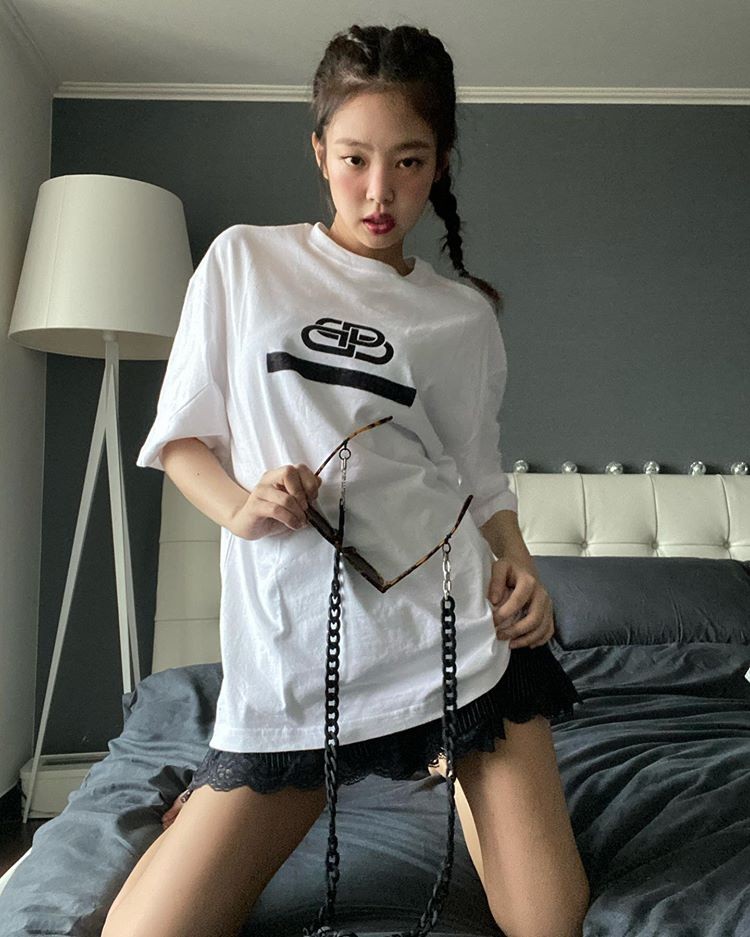 Jennie Goes On An Instagram-Posting Spree With Her "Jentle Home" Collection