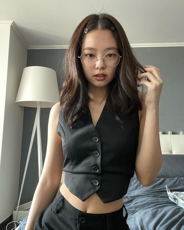 Jennie Goes On An Instagram-Posting Spree With Her "Jentle Home" Collection
