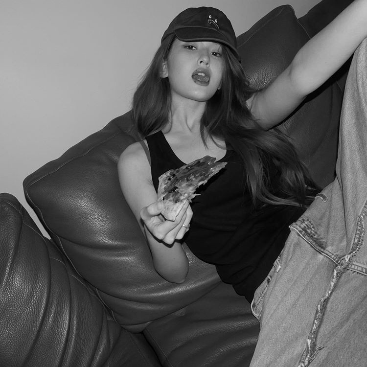Jeon So-mi, shows off hip visual