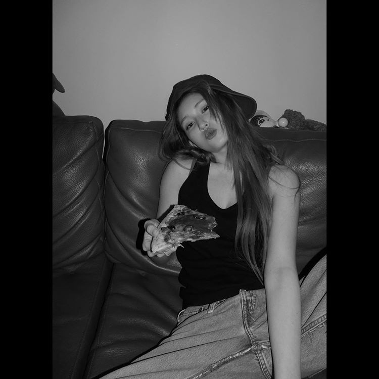 Jeon So-mi, shows off hip visual