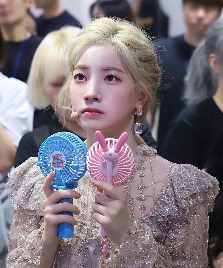 TWICE Dahyun, fall goddess, Yellow check