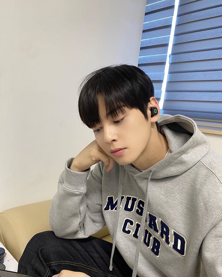 Astro Cha Eun-woo, the fluttering eye contact