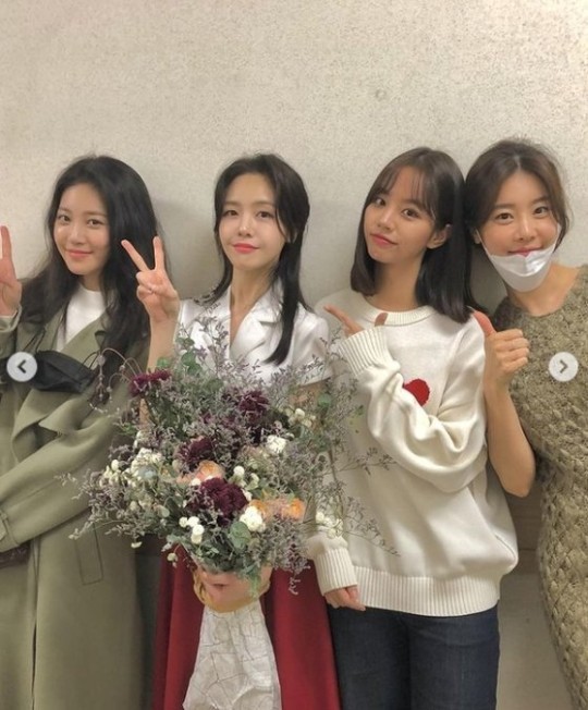 Minah, Sojin X Yura X Hyeri Cheering and a smile explodes "Girl's Day is my strength♥"