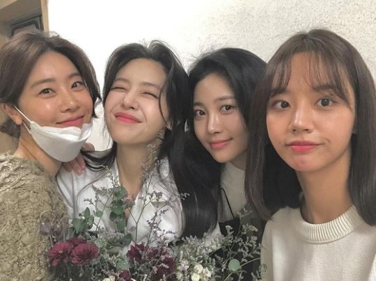 Minah, Sojin X Yura X Hyeri Cheering and a smile explodes "Girl's Day is my strength♥"