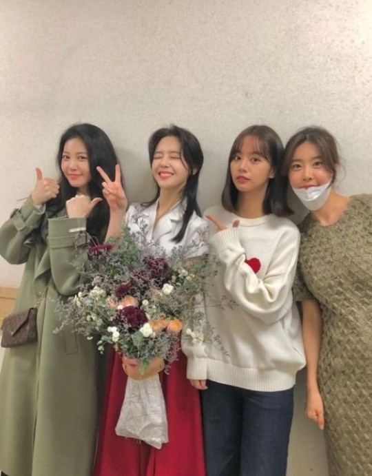 Minah, Sojin X Yura X Hyeri Cheering and a smile explodes "Girl's Day is my strength♥"