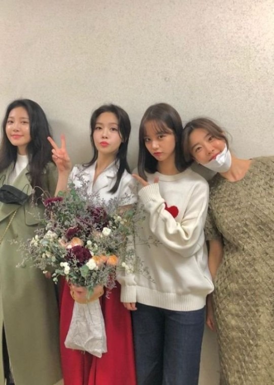 Minah, Sojin X Yura X Hyeri Cheering and a smile explodes "Girl's Day is my strength♥"
