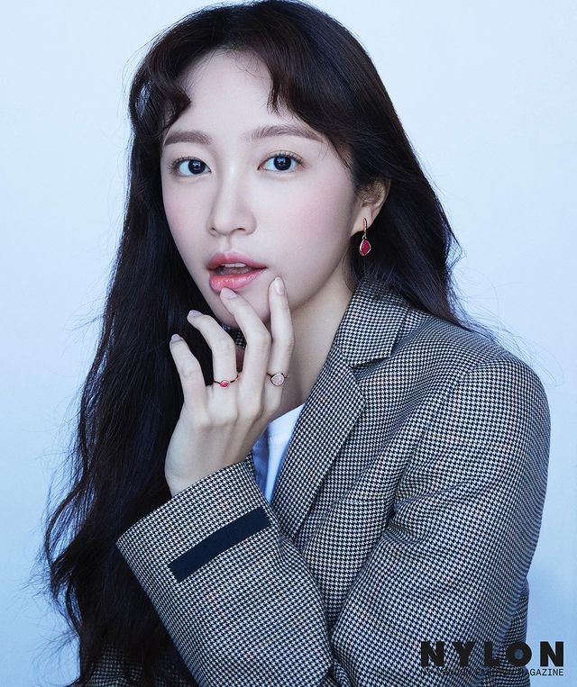 'Running girls' Sunmi X Hani X YooA X Chungha X Chuu unveils fresh and youthful official poster