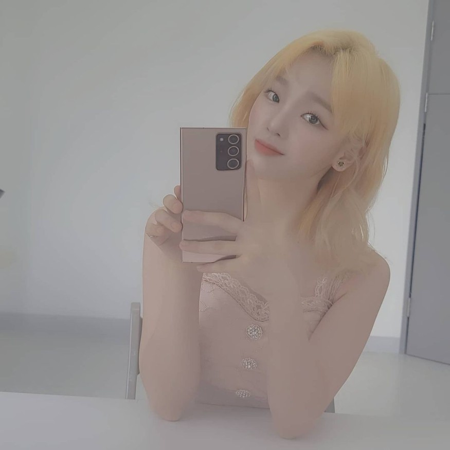 OH MY GIRL Seung Hee, a lovely mirror selfie