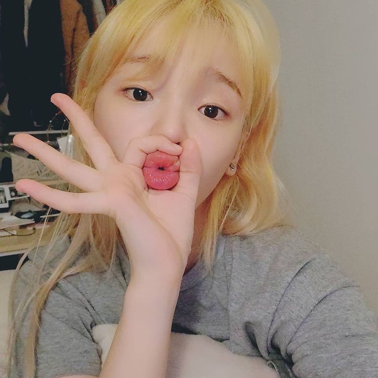 OH MY GIRL Seung Hee, a lovely mirror selfie