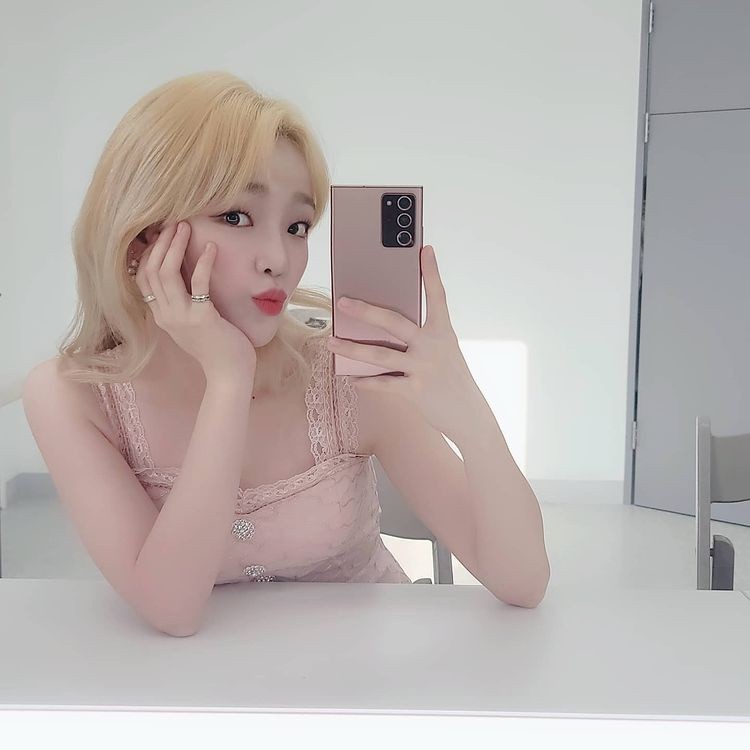 OH MY GIRL Seung Hee, a lovely mirror selfie