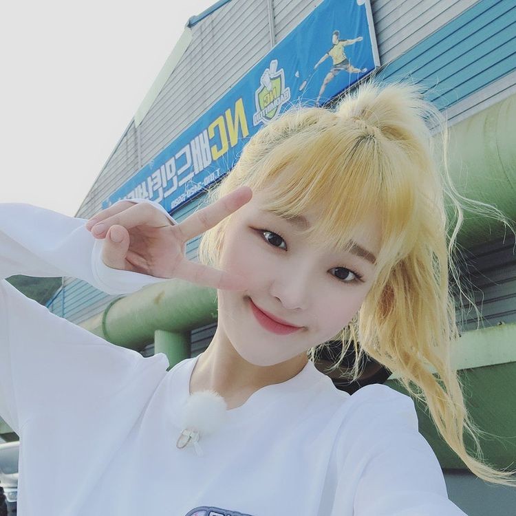OH MY GIRL Seung Hee, a lovely mirror selfie
