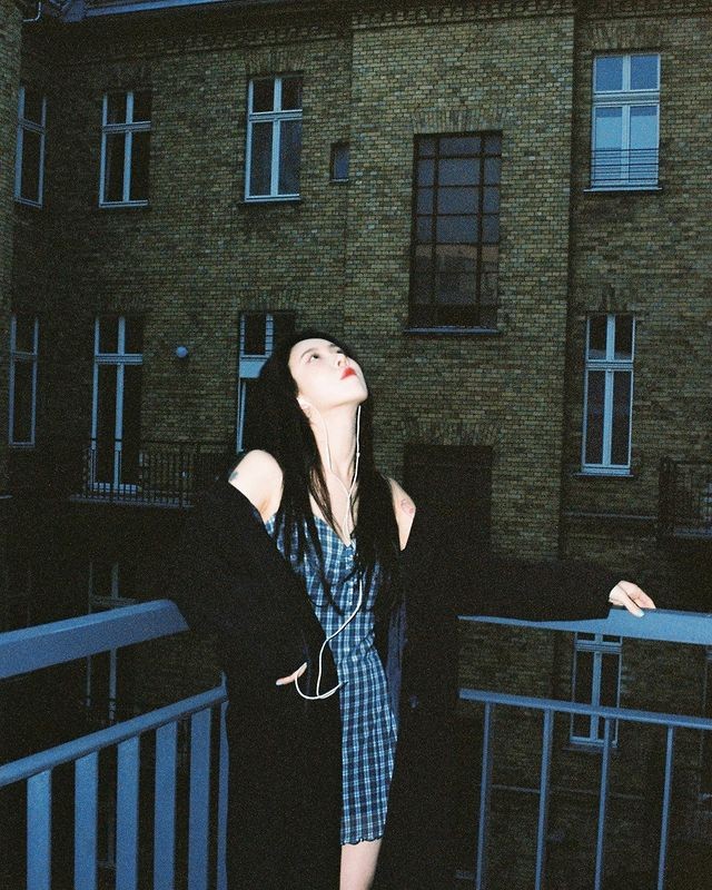 Baek Yerin, the 'power of sound source', tops the chart for 'Hate you'