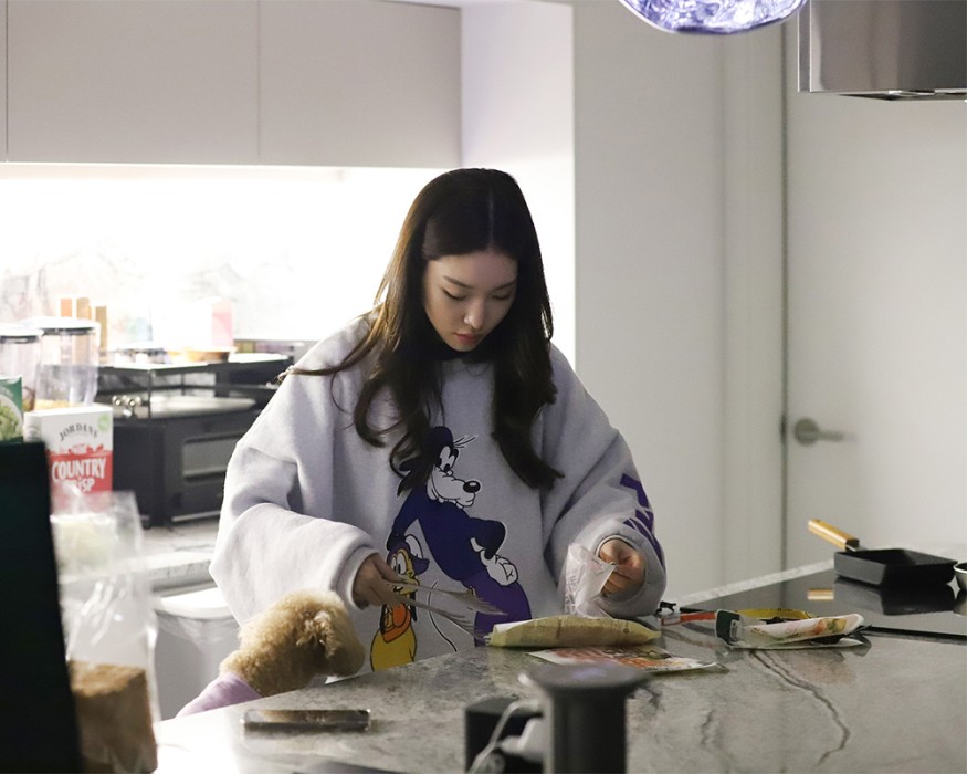 'February comeback' Chungha unveils intense gaze teaser "Growth and Evolution"