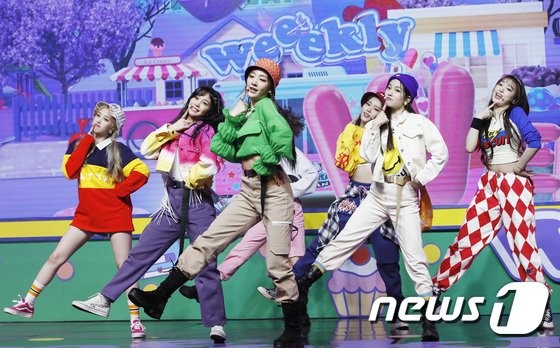 Weeekly "New song performance, hip feeling… sweaty preparation in the practice room"