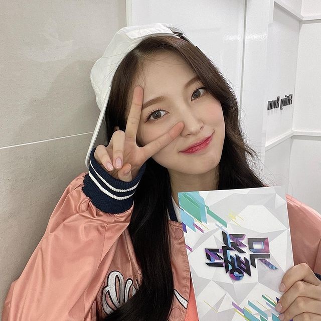 OH MY GIRL Arin, a beautiful teen female protagonist