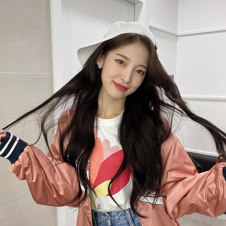 OH MY GIRL Arin, a beautiful teen female protagonist