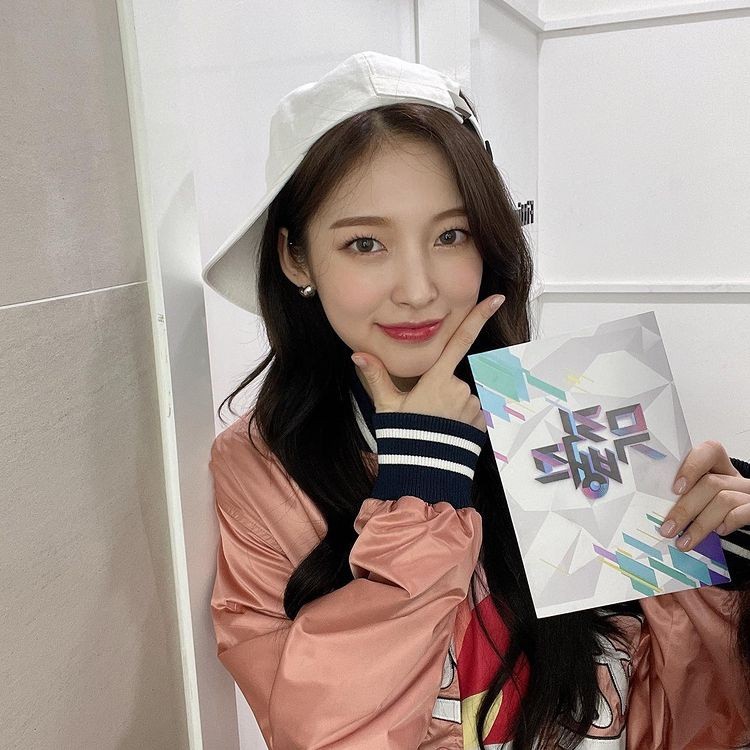 OH MY GIRL Arin, a beautiful teen female protagonist