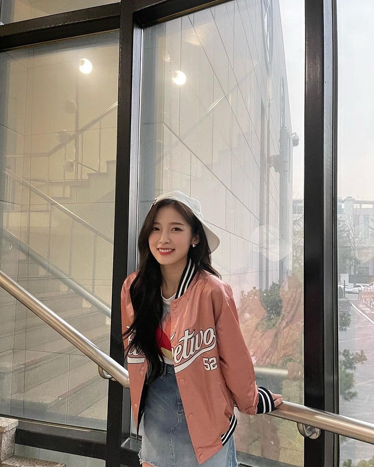 OH MY GIRL Arin, a beautiful teen female protagonist
