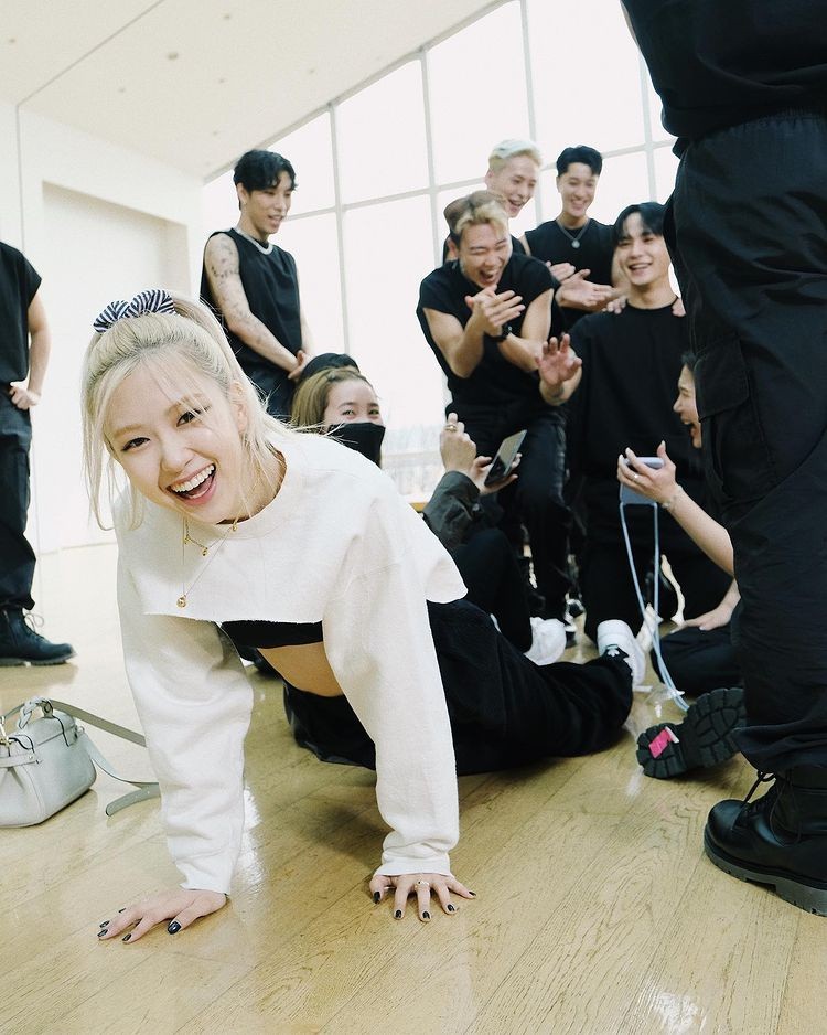 ROSÉ, 'On The Ground' dance performance video released