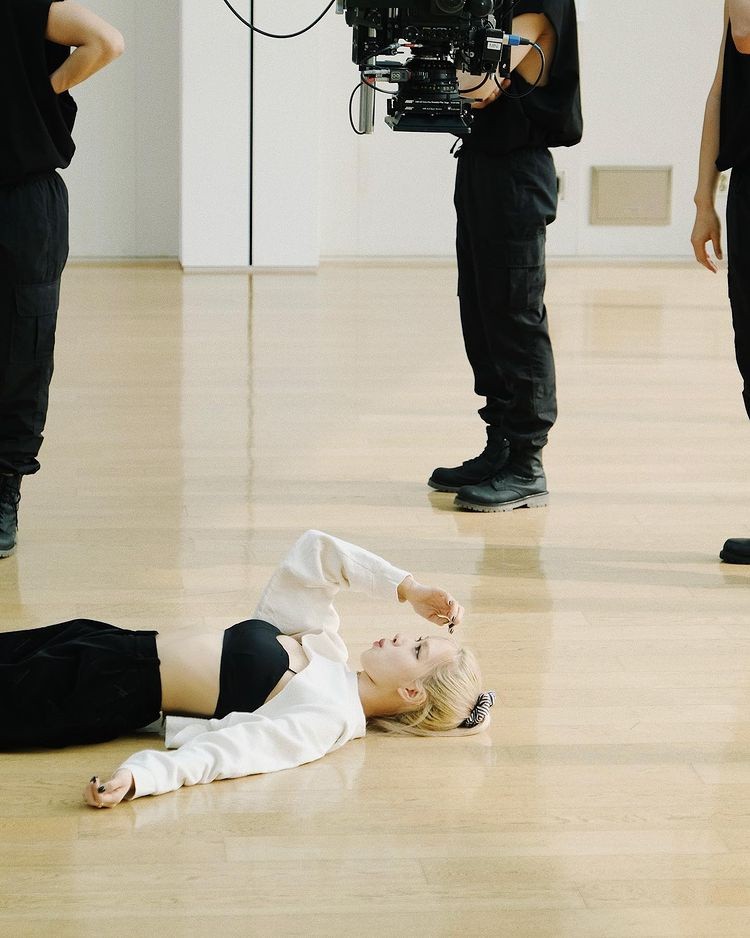ROSÉ, 'On The Ground' dance performance video released