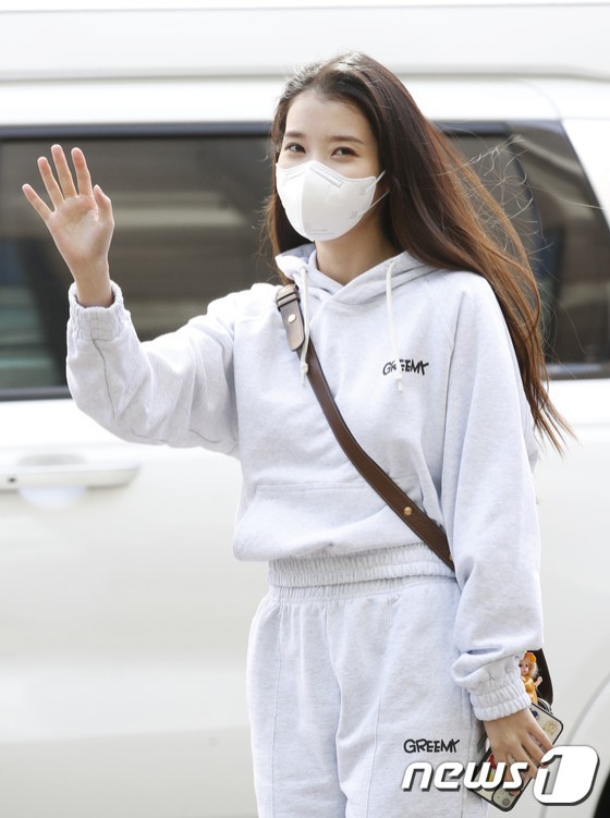 IU, luxury smile