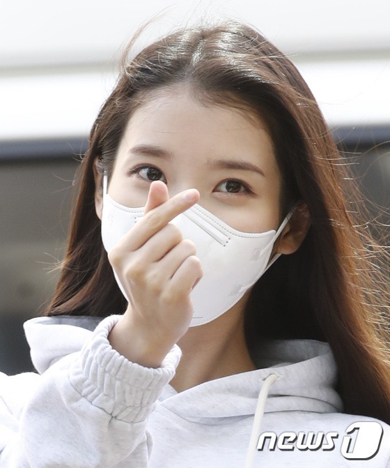 IU, luxury smile