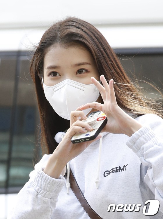IU, luxury smile