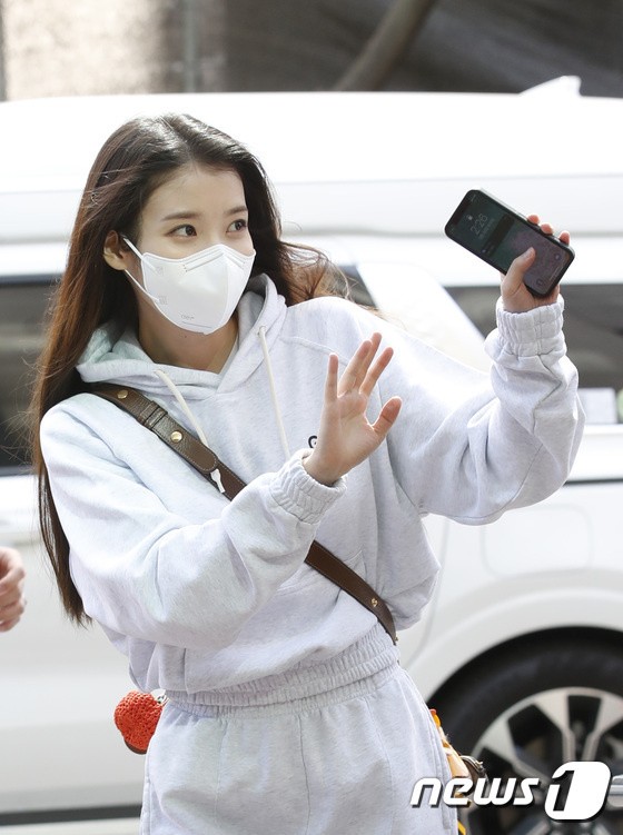 IU, luxury smile