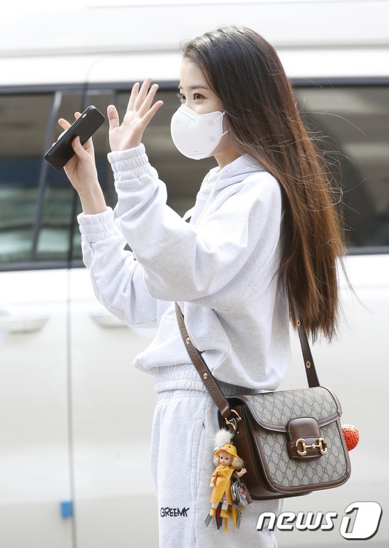 IU, luxury smile