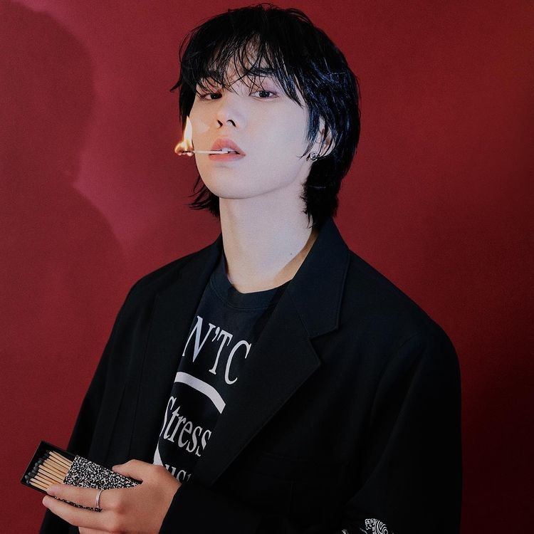 Moon Bin, Cha Eun-woo 'Lovely flower stand pose'