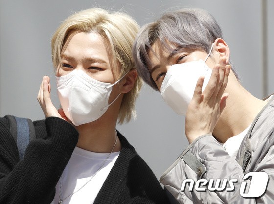 Moon Bin, Cha Eun-woo 'Lovely flower stand pose'