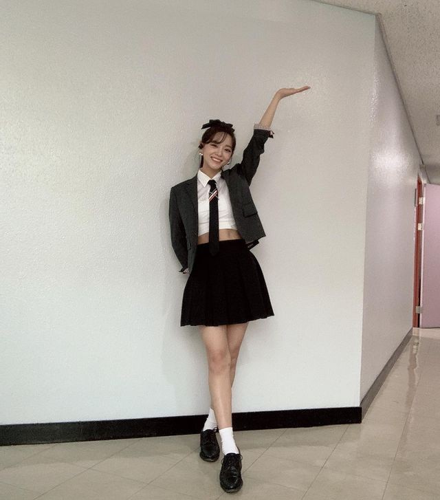 Sejeong X Red Velvet Wendy, this is a flower garden... a pretty girl next to a pretty girl