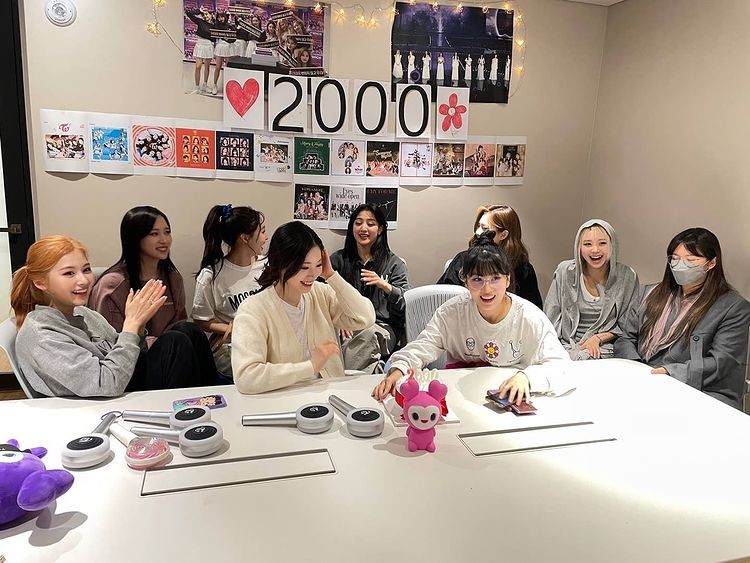 TWICE, the appearance of 'The Kelly Clarkson Show' in the United States, presents a splendid performance