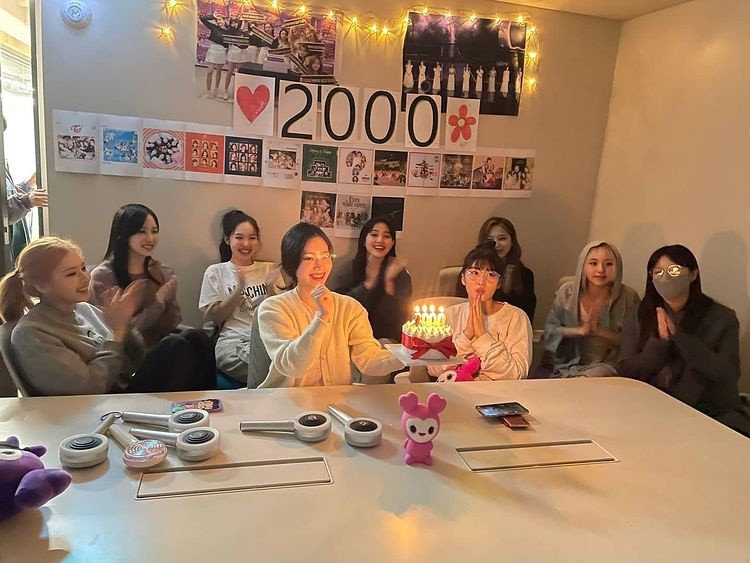TWICE, the appearance of 'The Kelly Clarkson Show' in the United States, presents a splendid performance